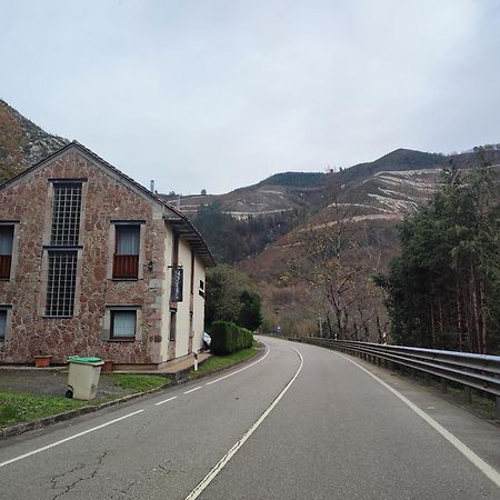 La Salmonera Cangas De Onis Cano Bagian luar foto