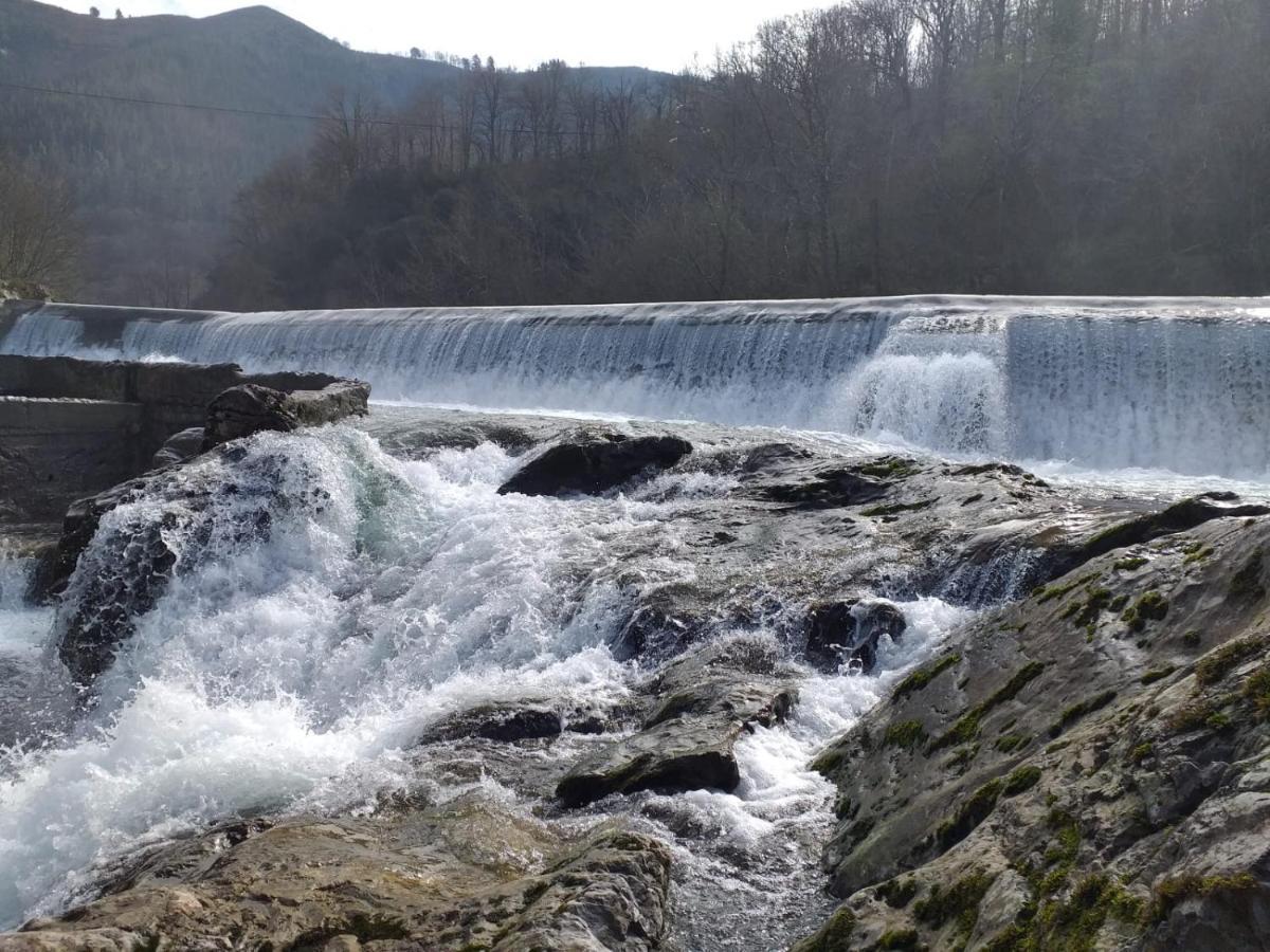 La Salmonera Cangas De Onis Cano Bagian luar foto
