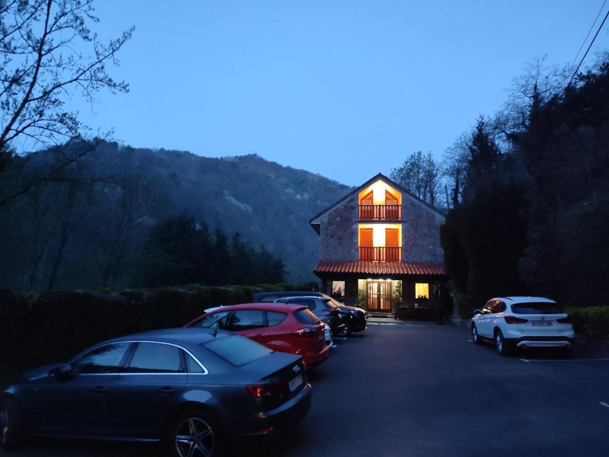 La Salmonera Cangas De Onis Cano Bagian luar foto