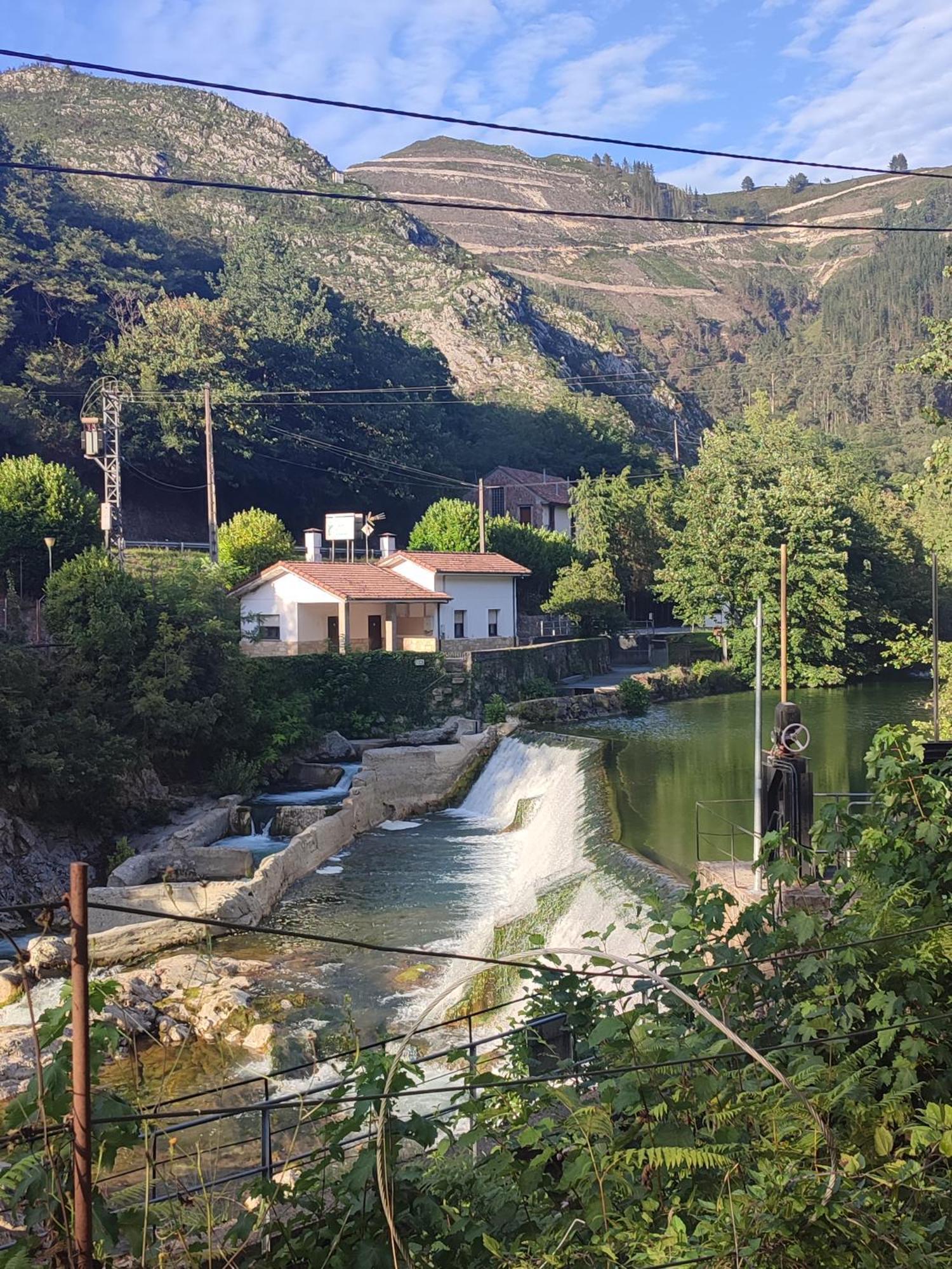 La Salmonera Cangas De Onis Cano Bagian luar foto