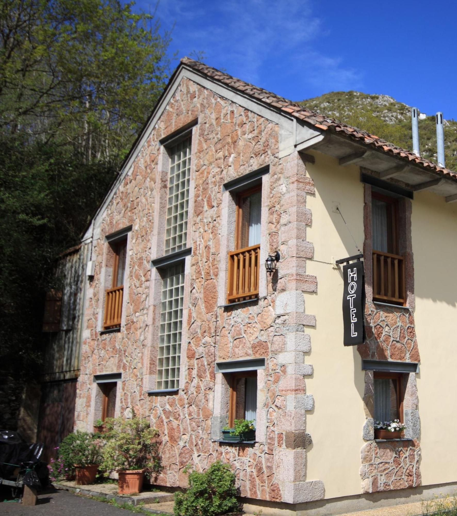 La Salmonera Cangas De Onis Cano Bagian luar foto